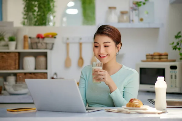 Giovane Attraente Asiatico Businesswoman Bere Latte Mentre Seduta Ufficio Scrivania — Foto Stock