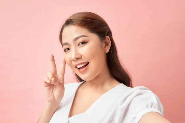 Mujer Feliz Con Sonrisa Radiante Haciendo Selfie Mostrando Signo Sobre — Foto de Stock