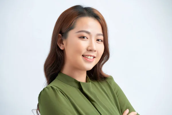 Jovem Mulher Asiática Isolada Fundo Branco Sorrindo Confiante Com Braços — Fotografia de Stock