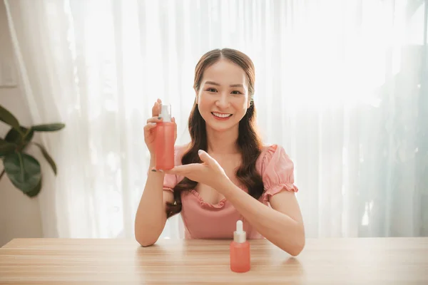 Mulher Influenciadora Beleza Feliz Mostrando Produtos Cosméticos Sentados Casa — Fotografia de Stock