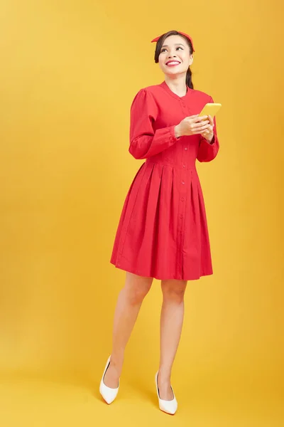 Πορτρέτο Ενός Ενθουσιασμένου Όμορφο Κορίτσι Φορώντας Φόρεμα Κρατώντας Κινητό Τηλέφωνο — Φωτογραφία Αρχείου