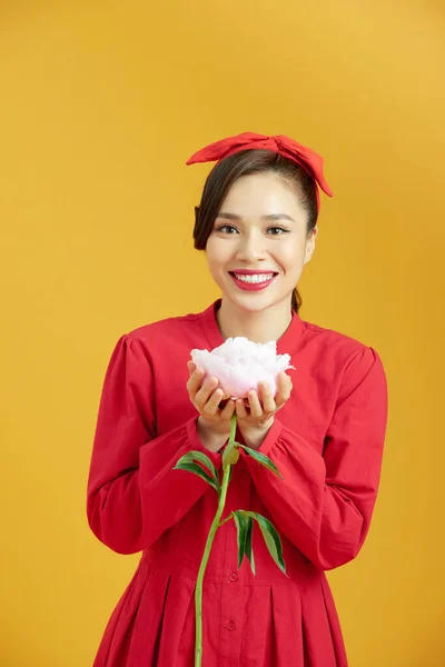 Hermosa Mujer Joven Sosteniendo Peonía Rosa Grande — Foto de Stock