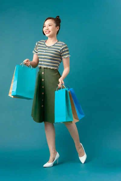 一个有魅力的时髦女人拿着彩色纸购物袋 — 图库照片