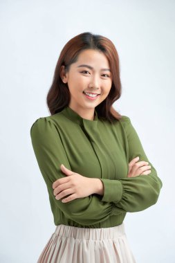 Tecrit edilmiş bir geçmişi olan genç bir kadın kollarını ön cephede çapraz tutuyor.