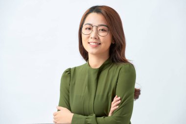 Elleri kalçasında kameraya gülümseyen sıradan bir genç kadın.