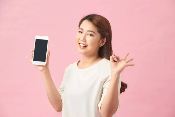 Emocionado Joven Hermosa Mujer Que Muestra Pantalla Blanco Del Teléfono — Foto de Stock