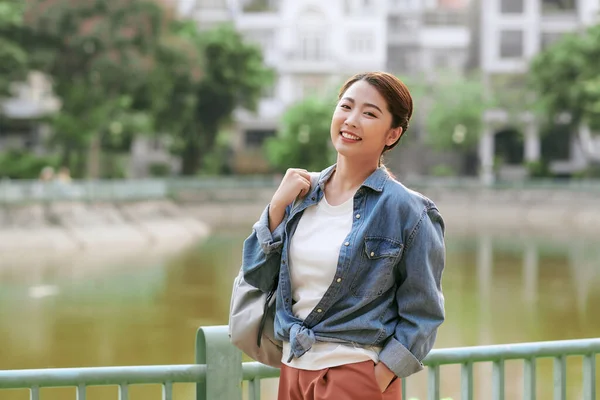 Photo Portrait Young Woman Holding Gray Backpack Posing Outdoors — Stock Photo, Image