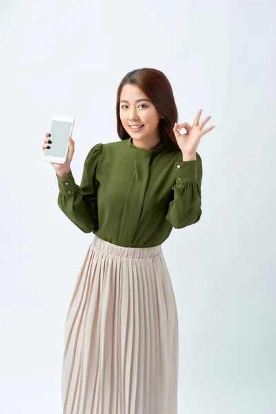 Retrato Asiático Hermosa Feliz Joven Pie Sonrisa Sosteniendo Teléfono Móvil — Foto de Stock