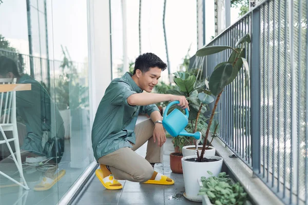 Anak Muda Mengurus Tanaman Nya Balkon — Stok Foto