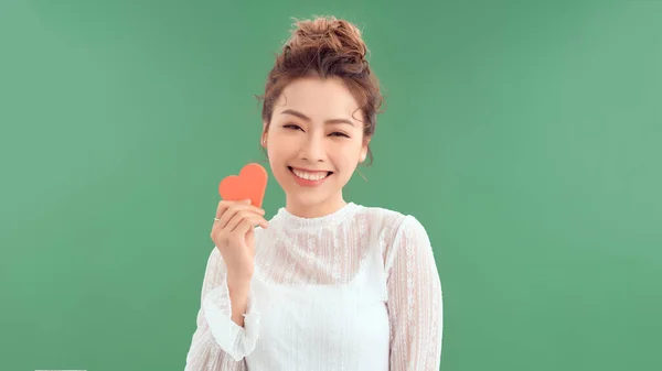 Mooi Aziatisch Meisje Met Een Hart Valentijnsdag Geïsoleerd Groene Achtergrond — Stockfoto