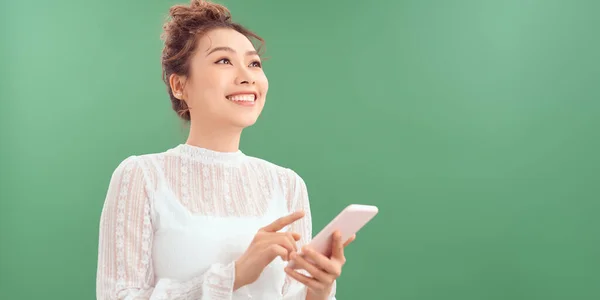 Foto Alegre Linda Hermosa Mujer Chateando Por Teléfono Móvil Aislado —  Fotos de Stock