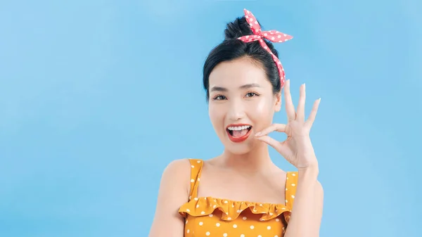 Młody Azji Kobieta Izolowane Niebieski Tło Pokazując Znak Palce — Zdjęcie stockowe
