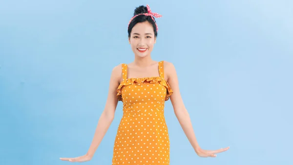 Retrato Uma Menina Asiática Bonita Com Longo Cabelo Bonito Vestido — Fotografia de Stock