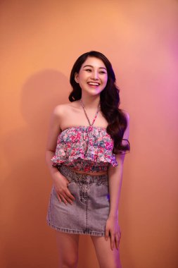 Güzel Gökkuşağı kadın silueti. Neon profil portresi. Yazlık elbise giymiş genç bir kadın.