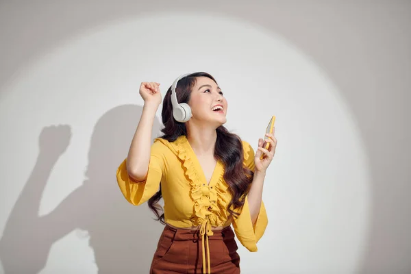 Chica Feliz Bailando Escuchando Música Aislada Sobre Fondo Blanco — Foto de Stock