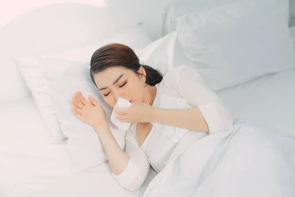 Asian Woman Sneezing Bed — Stock Photo, Image