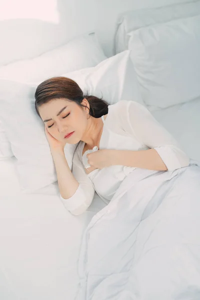 病気アジアの女性とともに寒いですベッドの上で家の中で高熱と苦しみから不眠症 — ストック写真