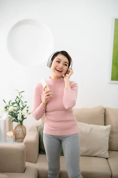 Ausruhen Vor Freude Schöne Junge Frau Hört Hause Musik — Stockfoto