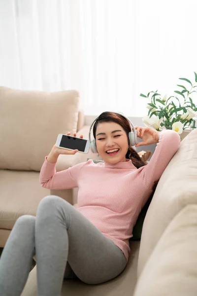 Lieblingslied Asiatisches Mädchen Hört Musik Kopfhörern Und Singt Auf Dem — Stockfoto