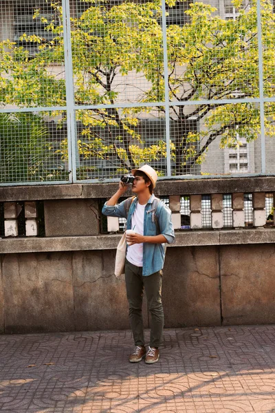Азиатский Мужчина Сфотографируется Смартфоном Улице — стоковое фото