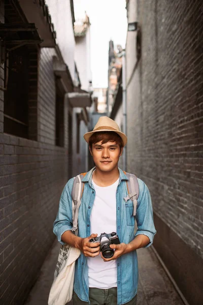 Reiselust Junger Lächelnder Mann Mit Rucksack Hält Kamera Auf Asiatischer — Stockfoto