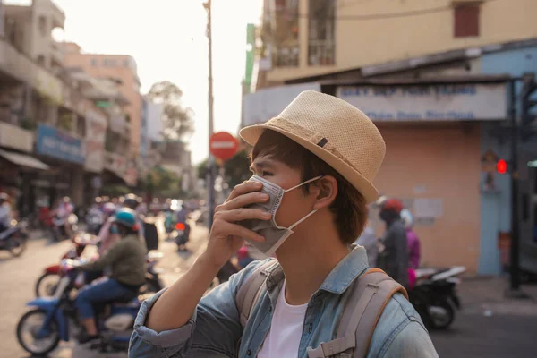 Viajante Usa Máscara Cirúrgica Facial Descartável Como Proteção Contra Infecção — Fotografia de Stock