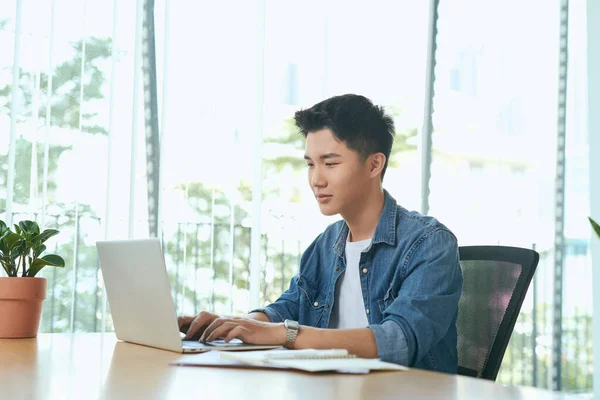 Asiático Hombre Negocios Tecleando Teclado Portátil — Foto de Stock