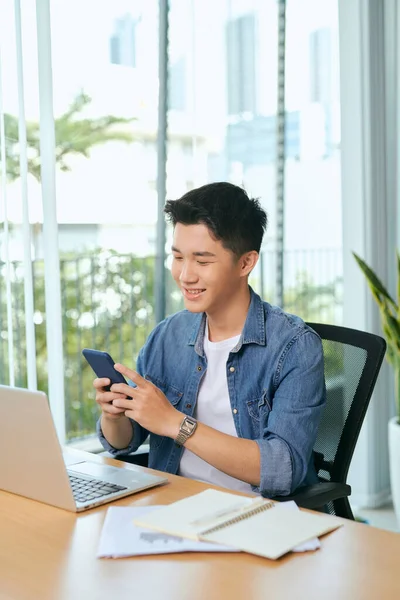 Jovem Asiático Homens Negócios Trabalhando Com Telefone Laptop Café Café — Fotografia de Stock