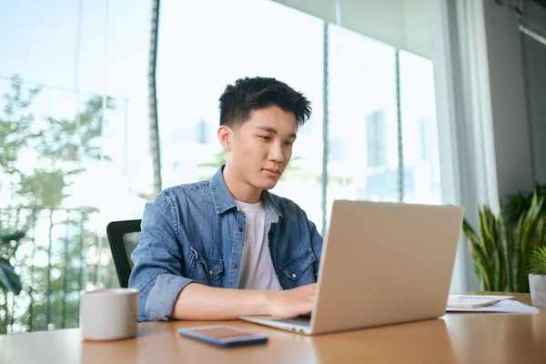 Asiatischer Geschäftsmann Tippt Laptop Tastatur — Stockfoto