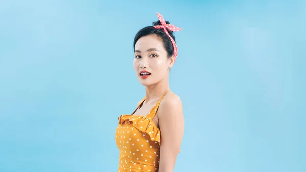 Zachwycona Piękna Młoda Kobieta Żółtej Sukience Kropki Trzyma Się Ręce — Zdjęcie stockowe