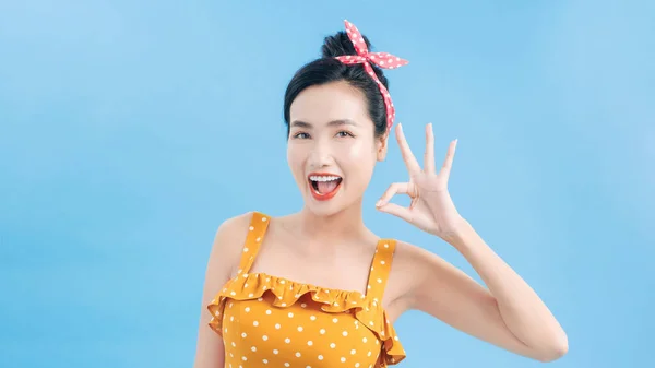Młoda Azji Kobieta Pokazując Strony Znak — Zdjęcie stockowe