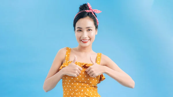 Feliz Joven Asiático Hembra Haciendo Pulgar Hacia Arriba Signo Sonriendo —  Fotos de Stock