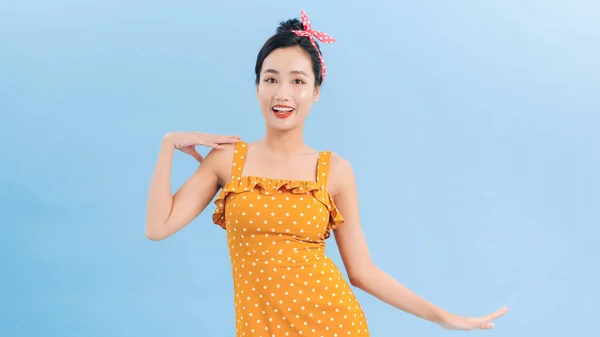 Vrolijke Retro Vrouw Polka Dots Rockabilly Jurk Vrouw Het Dragen — Stockfoto