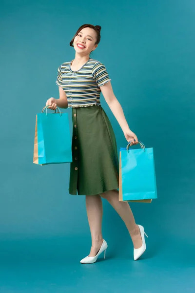 年轻快乐的女人 提着购物袋 — 图库照片