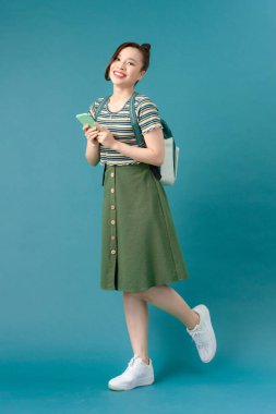 Güzel gülüşlü, cep telefonu kullanan çekici, mutlu bir kadın. 