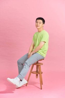 Genç yakışıklı adam. Stüdyo moda portresi