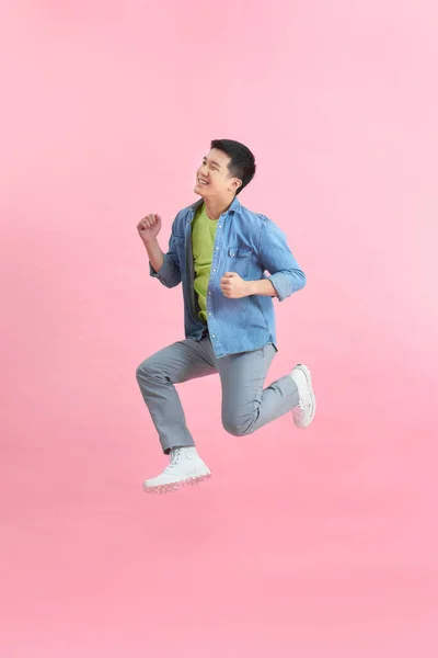 Энергичный Счастливый Молодой Азиат Прыгающий Розовом Фоне — стоковое фото