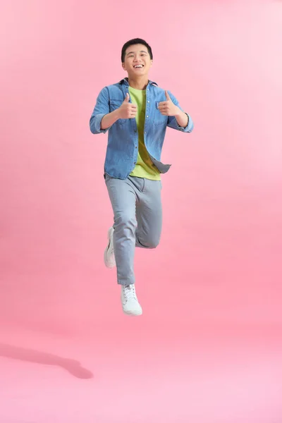 Energické Šťastný Mladý Asijský Člověk Jumping Izolovaný Růžové Pozadí — Stock fotografie