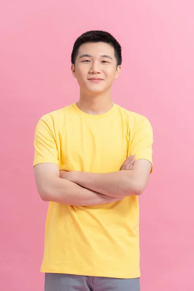 Genç Asyalı Erkek Kollarını Kavuşturup Gülümsüyor — Stok fotoğraf