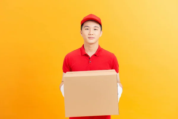 Repartidor Sonriente Llevando Una Caja Paquetes — Foto de Stock