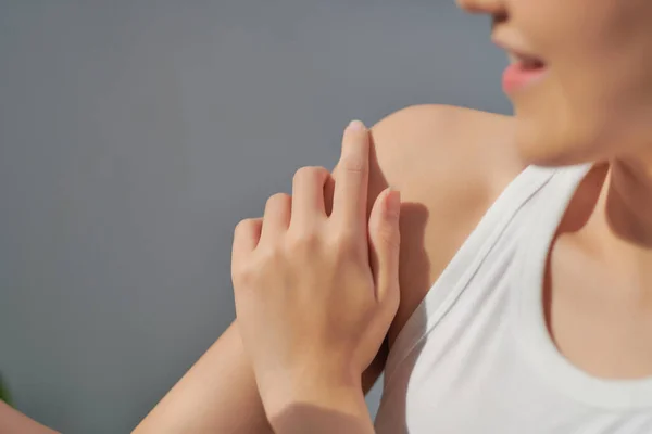 Γυναίκα Βάζει Κρέμα Στα Χέρια — Φωτογραφία Αρχείου