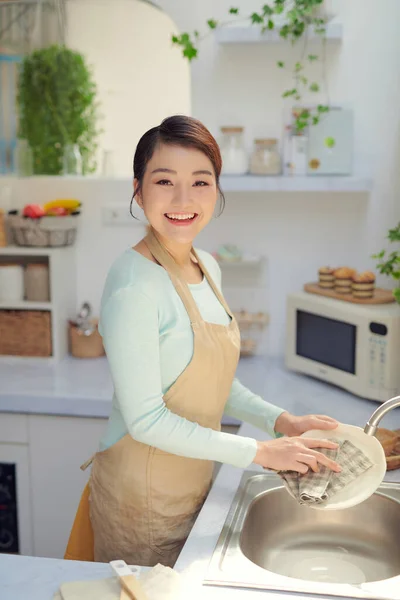 Πορτρέτο Μιας Όμορφης Νεαρής Γυναίκας Που Πλένει Πιάτα Στην Κουζίνα — Φωτογραφία Αρχείου
