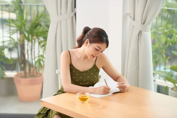 Schöne Frau Die Morgens Tee Trinkt Und Fenster Sitzt — Stockfoto