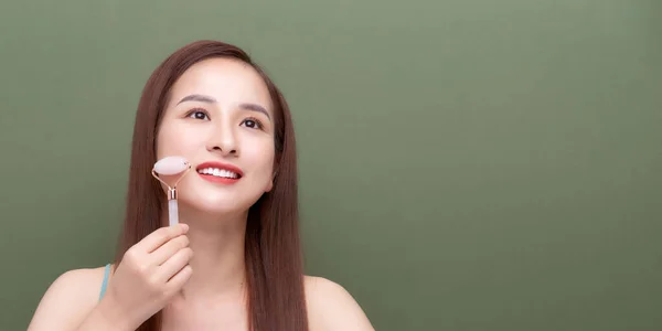 Mujer Usando Rodillo Facial Para Masaje Facial — Foto de Stock