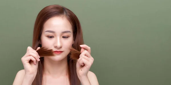 Vrouw Met Beschadigd Haar Hand Zoek — Stockfoto