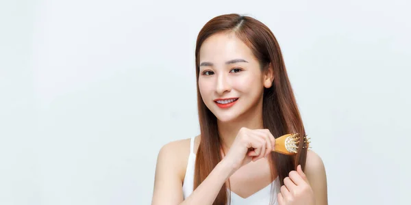 Portrait Beautiful Young Woman Combing Her Hair Looking Camera Smiling — Stock Photo, Image