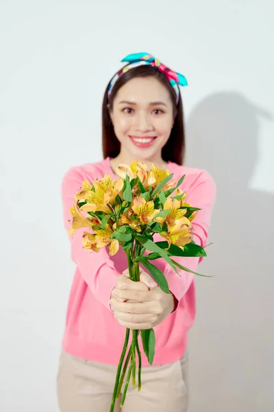 Feliz Pin Mulher Sorrindo Para Câmera Enquanto Segurando Buquê Fresco — Fotografia de Stock