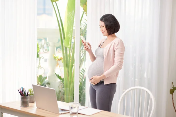 Schwangere Asiatin Arbeitet Von Hause Aus Modernem Büro Und Kontaktiert — Stockfoto