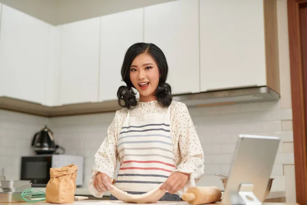 Vrouw Maakt Kleine Bolletjes Deeg Tafel Keuken — Stockfoto