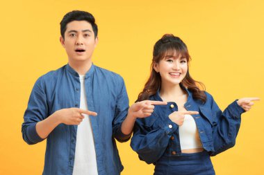 Sarı arkaplan üzerinde duran metin için kopyalama alanı gösteren çift parmakları bir yana